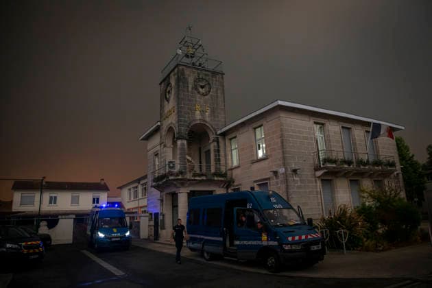 Residents Evacuate Marcheprime As Gironde Wildfire Spreads Near Bordeaux Residents evacuate the town of Marcheprime after French authorities ordered a precautionary evacuation as a major wildfire continued to spread across the Gironde department in southwestern France, near Bordeaux, on July 25, 2026. The blaze, fuelled by high temperatures, dry conditions and strong winds, has forced the evacuation of several communities and prompted the deployment of hundreds of firefighters, aerial firefighting aircraft and civil protection teams to contain the fire. Residents evacuate Marcheprime as Gironde wildfire spreads near Bordeaux France  Copyright: xAlbertxLlopx originalFilename: salame-resident260725_npwbQ.jpg