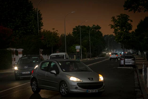 Residents Evacuate Marcheprime As Gironde Wildfire Spreads Near Bordeaux Residents evacuate the town of Marcheprime after French authorities ordered a precautionary evacuation as a major wildfire continued to spread across the Gironde department in southwestern France, near Bordeaux, on July 25, 2026. The blaze, fuelled by high temperatures, dry conditions and strong winds, has forced the evacuation of several communities and prompted the deployment of hundreds of firefighters, aerial firefighting aircraft and civil protection teams to contain the fire. Residents evacuate Marcheprime as Gironde wildfire spreads near Bordeaux France  Copyright: xAlbertxLlopx originalFilename: salame-resident260725_npgQK.jpg