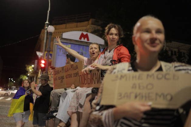 Protest Against Ukrainian President Zelenskiy s Decision To Replace Fedorov As Defence Minister, In Kharkiv Demonstrators hold signs and gather at a metro station in central Kharkiv, Ukraine, on July 25, 2026, to protest Ukrainian President Volodymyr Zelenskiy s decision to replace Fedorov as Defence Minister. The nighttime rally drew dozens of protesters expressing opposition to the government reshuffle. The metro station s red M sign is visible in the background amid the crowd. Kharkiv Kharkiv Oblast Ukraine  Copyright: xYevhenxTitovx originalFilename: titov-ukrainia260725_npBxF.jpg