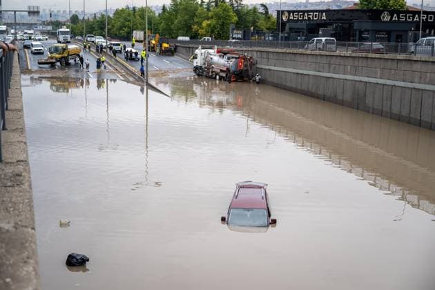 News Bilder des Tages Heavy rainfall causes flooding, road collapse in Ankara ANKARA, TURKIYE - JULY 25: A vehicle is seen submerged in floodwaters after heavy rainfall triggered flooding in Ankara, Turkiye, on July 25, 2026. Intense morning downpours inundated several streets and underpasses across the capital, leaving vehicles stranded and disrupting traffic. Muhammed Abdullah Kurtar Anadolu Ankara Turkey. Editorial use only. Please get in touch for any other usage.  Copyright: x2026xAnadoluxMuhammedxAbdullahxKurtarx
