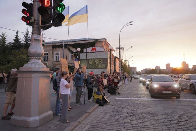 Protest Against Ukrainian President Zelenskiy s Decision To Replace Fedorov As Defence Minister, In Kharkiv Residents gather at a central square in Kharkiv, Ukraine, on July 25, 2026, to protest President Zelenskiy s decision to replace Fedorov as Defence Minister. Ukrainian flags flutter above the crowd as demonstrators hold placards reading Kharkiv Unforgettable, with the metro station and cityscape visible in the background during the evening demonstration. Kharkiv Kharkiv Oblast Ukraine  Copyright: xYevhenxTitovx originalFilename: titov-ukrainia260725_np9ZD.jpg