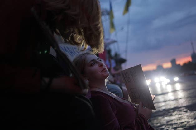 Protest Against Ukrainian President Zelenskiy s Decision To Replace Fedorov As Defence Minister, In Kharkiv Protesters gather along the Dnieper River waterfront during an evening demonstration against Ukrainian President Volodymyr Zelenskiy s decision to replace Defence Minister Fedorov, in Kharkiv, Ukraine, on July 25, 2026. The candlelit vigil reflects public concern over the leadership change during the ongoing conflict. Multiple participants held signs and gathered as daylight faded over the strategic city. Kharkiv Kharkiv Oblast Ukraine  Copyright: xYevhenxTitovx originalFilename: titov-ukrainia260725_npQGx.jpg
