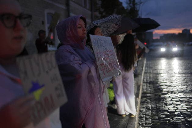 Ukrainians Protest - Kharkiv Demonstrators hold placards and umbrellas during an evening protest against Ukrainian President Zelenskiy s decision to replace Fedorov as Defence Minister in central Kharkiv, Ukraine, on July 25, 2026. The wet streets and rainy conditions did not deter the crowd from voicing their opposition to the government decision. Multiple protesters gathered along the street carrying signs and umbrellas as vehicle headlights illuminated the scene during the twilight hours. Photo by Yevhen Titov ABACAPRESS.COM Kharkiv Kharkiv Oblast Ukraine  Copyright: xTitovxYevhen ABACAx