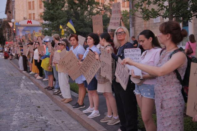 Ukrainians Protest - Kharkiv Dozens of Ukrainian citizens holding cardboard signs with messages in cyrillic text line a cobblestone street during a protest against President Zelenskiy s decision to replace Fedorov as Defence Minister, in Kharkiv, Kharkiv Oblast, Ukraine, on July 25, 2026. Blue and yellow flags of Ukraine are visible among the crowd, with participants of various ages demonstrating their opposition to the government decision. Photo by Yevhen Titov ABACAPRESS.COM Kharkiv Kharkiv Oblast Ukraine  Copyright: xTitovxYevhen ABACAx