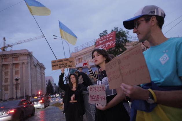 Ukrainians Protest - Kharkiv Pro-Ukraine protesters holding blue-and-yellow flags and handmade signs gather in central Kharkiv to demonstrate against President Zelenskiy s decision to replace Defence Minister Fedorov, on July 25, 2026. The evening rally drew civilians opposing the government personnel change amid ongoing military operations. Demonstrators displayed messages in Ukrainian expressing their positions on the controversial ministerial reshuffle. Photo by Yevhen Titov ABACAPRESS.COM Kharkiv Kharkiv Oblast Ukraine  Copyright: xTitovxYevhen ABACAx