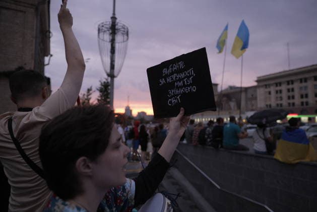 Ukrainians Protest - Kharkiv Protesters hold signs and raise their fists during an evening demonstration against Ukrainian President Zelenskiy s decision to replace Fedorov as Defence Minister in central Kharkiv, Ukraine, on July 25, 2026. The gathering drew dozens of demonstrators to a main square, with ukrainian flags visible among the crowd as sunset illuminated the scene. The protest reflects public concern over the ministerial personnel change during ongoing security challenges. Photo by Yevhen Titov ABACAPRESS.COM Kharkiv Kharkiv Oblast Ukraine  Copyright: xTitovxYevhen ABACAx