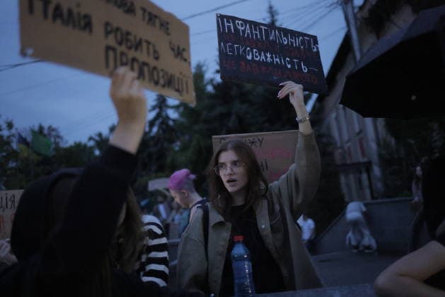 Ukrainians Protest - Kharkiv Protesters hold signs with Ukrainian text expressing opposition to President Volodymyr Zelenskiy s decision to replace Defence Minister Fedorov during an evening demonstration in Kharkiv, Ukraine, on July 25, 2026. Multiple demonstrators gathered in the city carrying handmade placards voicing their concerns about the government reshuffle. The protest reflects public discontent with the ministerial change amid ongoing national security matters. Photo by Yevhen Titov ABACAPRESS.COM Kharkiv Kharkiv Oblast Ukraine  Copyright: xTitovxYevhen ABACAx