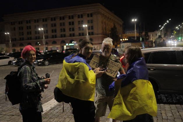 Ukrainians Protest - Kharkiv Protesters wearing yellow and blue national colors gather in central Kharkiv to voice opposition to Ukrainian President Zelenskiy s decision to replace Defence Minister Fedorov, on July 25, 2026. The nighttime demonstration took place in the city s main square, with participants holding signs and wearing patriotic clothing. The protest reflects public concern over the ministerial reshuffle amid ongoing tensions. Photo by Yevhen Titov ABACAPRESS.COM Kharkiv Kharkiv Oblast Ukraine  Copyright: xTitovxYevhen ABACAx