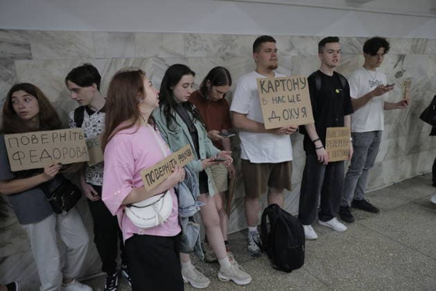 Ukrainians Protest - Kharkiv Young protesters hold handmade signs with messages in cyrillic script expressing opposition to the replacement of Ukraine s Defence Minister, in a metro station in Kharkiv, Ukraine, on July 25, 2026. The demonstration reflects public concern over the government s personnel decisions during the ongoing conflict. Photo by Yevhen Titov ABACAPRESS.COM Kharkiv Kharkiv Oblast Ukraine  Copyright: xTitovxYevhen ABACAx