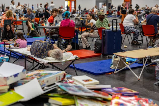Wildfire evacuees shelter at Bordeaux Exhibition Centre - Bordeaux People evacuated because of the Gironde wildfires rest on emergency camp beds inside the Bordeaux Exhibition Centre (Parc des Expositions) which has been converted into a temporary shelter for residents and tourists in Bordeaux, France, on July 25, 2026. Photo by Margot Le Gonidec ABACAPRESS.COM Bordeaux France  Copyright: xLexGonidecxMargot ABACAx
