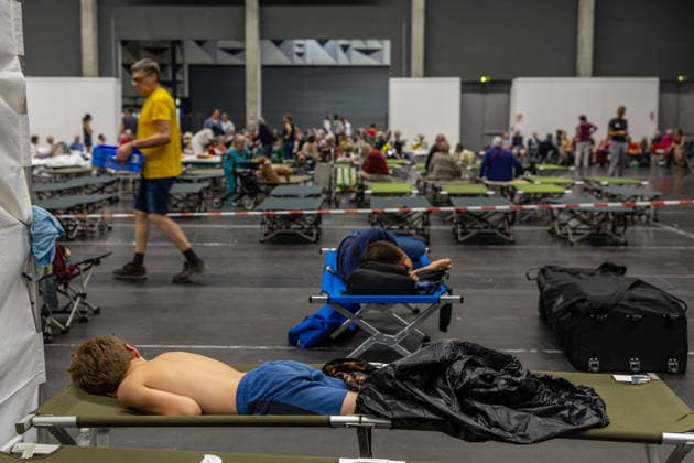 Wildfire evacuees shelter at Bordeaux Exhibition Centre - Bordeaux People evacuated because of the Gironde wildfires rest on emergency camp beds inside the Bordeaux Exhibition Centre (Parc des Expositions) which has been converted into a temporary shelter for residents and tourists in Bordeaux, France, on July 25, 2026. Photo by Margot Le Gonidec ABACAPRESS.COM Bordeaux France  Copyright: xLexGonidecxMargot ABACAx