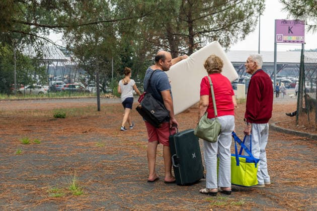 Wildfire evacuees shelter at Bordeaux Exhibition Centre - Bordeaux People evacuated because of the Gironde wildfires rest on emergency camp beds inside the Bordeaux Exhibition Centre (Parc des Expositions) which has been converted into a temporary shelter for residents and tourists in Bordeaux, France, on July 25, 2026. Photo by Margot Le Gonidec ABACAPRESS.COM Bordeaux France  Copyright: xLexGonidecxMargot ABACAx