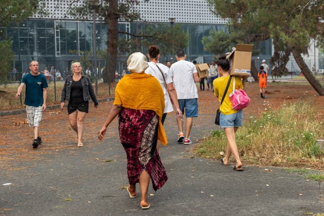 Wildfire evacuees shelter at Bordeaux Exhibition Centre - Bordeaux People evacuated because of the Gironde wildfires rest on emergency camp beds inside the Bordeaux Exhibition Centre (Parc des Expositions) which has been converted into a temporary shelter for residents and tourists in Bordeaux, France, on July 25, 2026. Photo by Margot Le Gonidec ABACAPRESS.COM Bordeaux France  Copyright: xLexGonidecxMargot ABACAx