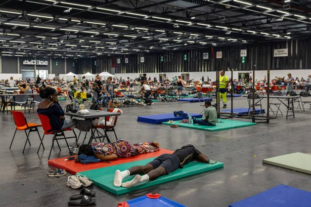 Wildfire evacuees shelter at Bordeaux Exhibition Centre - Bordeaux People evacuated because of the Gironde wildfires rest on emergency camp beds inside the Bordeaux Exhibition Centre (Parc des Expositions) which has been converted into a temporary shelter for residents and tourists in Bordeaux, France, on July 25, 2026. Photo by Margot Le Gonidec ABACAPRESS.COM Bordeaux France  Copyright: xLexGonidecxMargot ABACAx