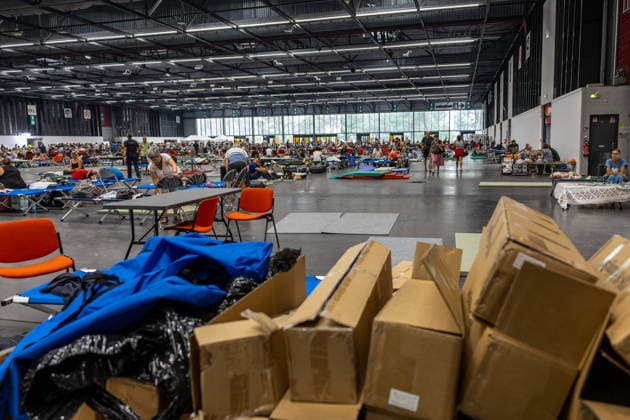 Wildfire evacuees shelter at Bordeaux Exhibition Centre - Bordeaux People evacuated because of the Gironde wildfires rest on emergency camp beds inside the Bordeaux Exhibition Centre (Parc des Expositions) which has been converted into a temporary shelter for residents and tourists in Bordeaux, France, on July 25, 2026. Photo by Margot Le Gonidec ABACAPRESS.COM Bordeaux France  Copyright: xLexGonidecxMargot ABACAx
