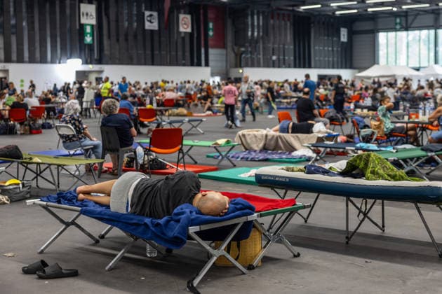Wildfire evacuees shelter at Bordeaux Exhibition Centre - Bordeaux People evacuated because of the Gironde wildfires rest on emergency camp beds inside the Bordeaux Exhibition Centre (Parc des Expositions) which has been converted into a temporary shelter for residents and tourists in Bordeaux, France, on July 25, 2026. Photo by Margot Le Gonidec ABACAPRESS.COM Bordeaux France  Copyright: xLexGonidecxMargot ABACAx