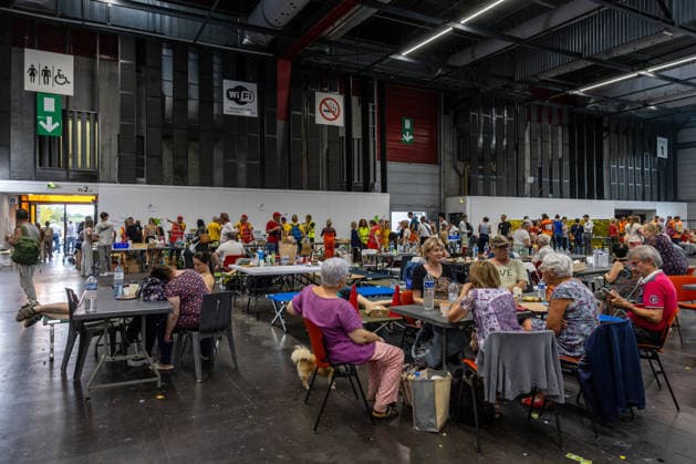 Wildfire evacuees shelter at Bordeaux Exhibition Centre - Bordeaux People evacuated because of the Gironde wildfires rest on emergency camp beds inside the Bordeaux Exhibition Centre (Parc des Expositions) which has been converted into a temporary shelter for residents and tourists in Bordeaux, France, on July 25, 2026. Photo by Margot Le Gonidec ABACAPRESS.COM Bordeaux France  Copyright: xLexGonidecxMargot ABACAx