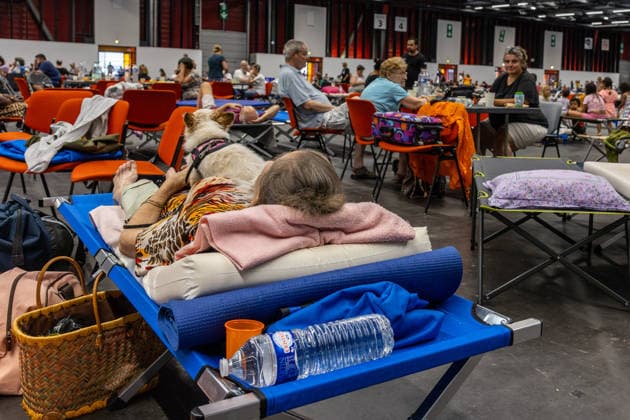Wildfire evacuees shelter at Bordeaux Exhibition Centre - Bordeaux People evacuated because of the Gironde wildfires rest on emergency camp beds inside the Bordeaux Exhibition Centre (Parc des Expositions) which has been converted into a temporary shelter for residents and tourists in Bordeaux, France, on July 25, 2026. Photo by Margot Le Gonidec ABACAPRESS.COM Bordeaux France  Copyright: xLexGonidecxMargot ABACAx
