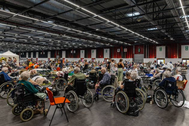 Wildfire evacuees shelter at Bordeaux Exhibition Centre - Bordeaux People evacuated because of the Gironde wildfires rest on emergency camp beds inside the Bordeaux Exhibition Centre (Parc des Expositions) which has been converted into a temporary shelter for residents and tourists in Bordeaux, France, on July 25, 2026. Photo by Margot Le Gonidec ABACAPRESS.COM Bordeaux France  Copyright: xLexGonidecxMargot ABACAx