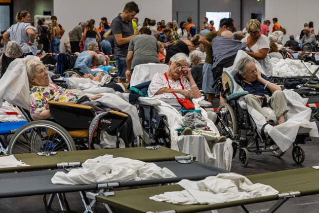 Wildfire evacuees shelter at Bordeaux Exhibition Centre - Bordeaux People evacuated because of the Gironde wildfires rest on emergency camp beds inside the Bordeaux Exhibition Centre (Parc des Expositions) which has been converted into a temporary shelter for residents and tourists in Bordeaux, France, on July 25, 2026. Photo by Margot Le Gonidec ABACAPRESS.COM Bordeaux France  Copyright: xLexGonidecxMargot ABACAx