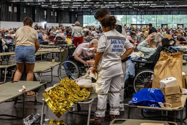 News Bilder des Tages Wildfire evacuees shelter at Bordeaux Exhibition Centre - Bordeaux People evacuated because of the Gironde wildfires rest on emergency camp beds inside the Bordeaux Exhibition Centre (Parc des Expositions) which has been converted into a temporary shelter for residents and tourists in Bordeaux, France, on July 25, 2026. Photo by Margot Le Gonidec ABACAPRESS.COM Bordeaux France  Copyright: xLexGonidecxMargot ABACAx