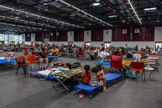 Wildfire evacuees shelter at Bordeaux Exhibition Centre - Bordeaux People evacuated because of the Gironde wildfires rest on emergency camp beds inside the Bordeaux Exhibition Centre (Parc des Expositions) which has been converted into a temporary shelter for residents and tourists in Bordeaux, France, on July 25, 2026. Photo by Margot Le Gonidec ABACAPRESS.COM Bordeaux France  Copyright: xLexGonidecxMargot ABACAx