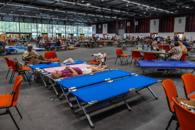 Wildfire evacuees shelter at Bordeaux Exhibition Centre - Bordeaux People evacuated because of the Gironde wildfires rest on emergency camp beds inside the Bordeaux Exhibition Centre (Parc des Expositions) which has been converted into a temporary shelter for residents and tourists in Bordeaux, France, on July 25, 2026. Photo by Margot Le Gonidec ABACAPRESS.COM Bordeaux France  Copyright: xLexGonidecxMargot ABACAx