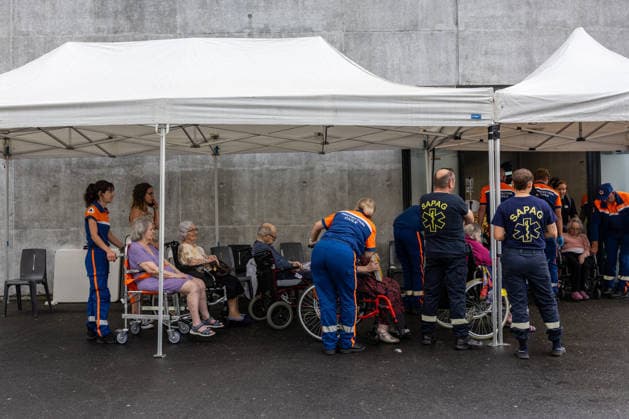 Wildfire evacuees shelter at Bordeaux Exhibition Centre - Bordeaux People evacuated because of the Gironde wildfires rest on emergency camp beds inside the Bordeaux Exhibition Centre (Parc des Expositions) which has been converted into a temporary shelter for residents and tourists in Bordeaux, France, on July 25, 2026. Photo by Margot Le Gonidec ABACAPRESS.COM Bordeaux France  Copyright: xLexGonidecxMargot ABACAx
