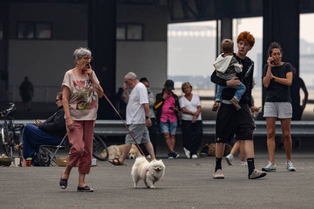 Wildfire evacuees shelter at Bordeaux Exhibition Centre - Bordeaux People evacuated because of the Gironde wildfires rest on emergency camp beds inside the Bordeaux Exhibition Centre (Parc des Expositions) which has been converted into a temporary shelter for residents and tourists in Bordeaux, France, on July 25, 2026. Photo by Margot Le Gonidec ABACAPRESS.COM Bordeaux France  Copyright: xLexGonidecxMargot ABACAx
