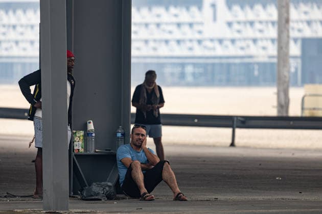 Wildfire evacuees shelter at Bordeaux Exhibition Centre - Bordeaux People evacuated because of the Gironde wildfires rest on emergency camp beds inside the Bordeaux Exhibition Centre (Parc des Expositions) which has been converted into a temporary shelter for residents and tourists in Bordeaux, France, on July 25, 2026. Photo by Margot Le Gonidec ABACAPRESS.COM Bordeaux France  Copyright: xLexGonidecxMargot ABACAx