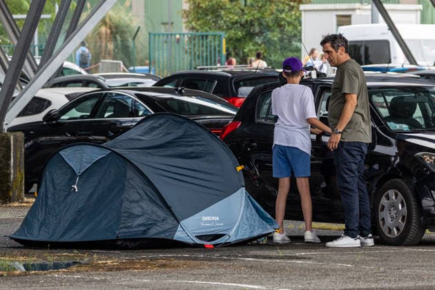 Wildfire evacuees shelter at Bordeaux Exhibition Centre - Bordeaux People evacuated because of the Gironde wildfires rest on emergency camp beds inside the Bordeaux Exhibition Centre (Parc des Expositions) which has been converted into a temporary shelter for residents and tourists in Bordeaux, France, on July 25, 2026. Photo by Margot Le Gonidec ABACAPRESS.COM Bordeaux France  Copyright: xLexGonidecxMargot ABACAx