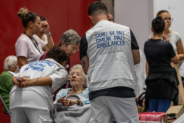 Wildfire evacuees shelter at Bordeaux Exhibition Centre - Bordeaux People evacuated because of the Gironde wildfires rest on emergency camp beds inside the Bordeaux Exhibition Centre (Parc des Expositions) which has been converted into a temporary shelter for residents and tourists in Bordeaux, France, on July 25, 2026. Photo by Margot Le Gonidec ABACAPRESS.COM Bordeaux France  Copyright: xLexGonidecxMargot ABACAx