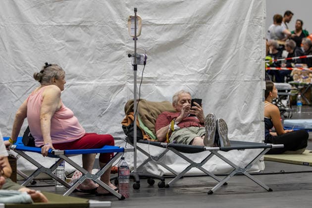 News Bilder des Tages Wildfire evacuees shelter at Bordeaux Exhibition Centre - Bordeaux People evacuated because of the Gironde wildfires rest on emergency camp beds inside the Bordeaux Exhibition Centre (Parc des Expositions) which has been converted into a temporary shelter for residents and tourists in Bordeaux, France, on July 25, 2026. Photo by Margot Le Gonidec ABACAPRESS.COM Bordeaux France  Copyright: xLexGonidecxMargot ABACAx