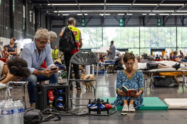 Wildfire evacuees shelter at Bordeaux Exhibition Centre - Bordeaux People evacuated because of the Gironde wildfires rest on emergency camp beds inside the Bordeaux Exhibition Centre (Parc des Expositions) which has been converted into a temporary shelter for residents and tourists in Bordeaux, France, on July 25, 2026. Photo by Margot Le Gonidec ABACAPRESS.COM Bordeaux France  Copyright: xLexGonidecxMargot ABACAx