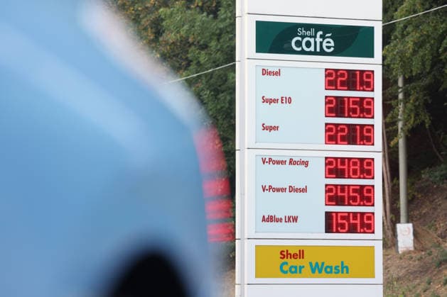 Wie ist die weitere Entwicklung der Spritpreise? Die Spritpreise sind weiterhin auf sehr hohem Niveau. SHELL Tankstelle in Siegen. Die Spritpreise am Morgen. Der aktuelle Preis fuer (für) Diesel, Super E10 und Super liegt deutlich ueber (über) 2 Euro. Tankstelle, Spritpreise am 26.07.2026 in Siegen Deutschland. *** What will happen to gas prices? Gas prices remain at very high levels. SHELL gas station in Siegen. Gas prices this morning. The current price for diesel, Super E10, and Super is well over 2 euros. Gas station, fuel prices on July 26, 2026, in Siegen, Germany