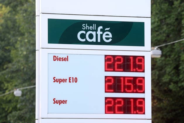 Wie ist die weitere Entwicklung der Spritpreise? Die Spritpreise sind weiterhin auf sehr hohem Niveau. SHELL Tankstelle in Siegen. Die Spritpreise am Morgen. Der aktuelle Preis fuer (für) Diesel, Super E10 und Super liegt deutlich ueber (über) 2 Euro. Tankstelle, Spritpreise am 26.07.2026 in Siegen Deutschland. *** What will happen to gas prices? Gas prices remain at very high levels. SHELL gas station in Siegen. Gas prices this morning. The current price for diesel, Super E10, and Super is well over 2 euros. Gas station, fuel prices on July 26, 2026, in Siegen, Germany