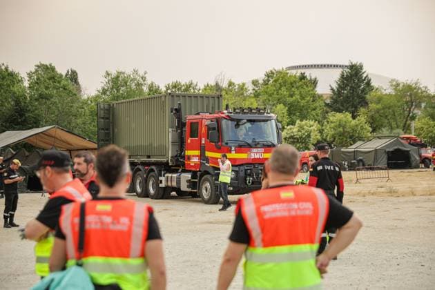 Spain Military set up Command Post to coordinate wildfire response NAVALCARNERO, SPAIN JULY 25, 2026: Members of Spain s Military Emergency Unit (UME) set up an Advanced Command Post to coordinate firefighting operations during a wildfire affecting the western part of the Madrid region, in Navalcarnero, Spain, as officials monitor the deployment during the emergency response. Navalcarnero Spain Copyright: x xEugenioxRodriguezxRigox xJNAxPressx