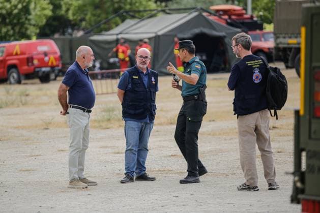Spain Military set up Command Post to coordinate wildfire response NAVALCARNERO, SPAIN JULY 25, 2026: Spain s Government Delegate to the Madrid region, Francisco Martin (C), and Navalcarnero Mayor JosÃ Luis Adell Fernandez (L) attend the deployment of an Advanced Command Post set up by Spain s Military Emergency Unit (UME) to coordinate firefighting operations during a wildfire affecting the western part of the Madrid region, in Navalcarnero, Spain. Navalcarnero Spain Copyright: x xEugenioxRodriguezxRigox xJNAxPressx
