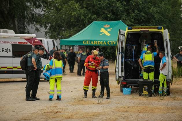 Spain Military set up Command Post to coordinate wildfire response NAVALCARNERO, SPAIN JULY 25, 2026: Members of Spain s Military Emergency Unit (UME) set up an Advanced Command Post to coordinate firefighting operations during a wildfire affecting the western part of the Madrid region, in Navalcarnero, Spain, as officials monitor the deployment during the emergency response. Navalcarnero Spain Copyright: x xEugenioxRodriguezxRigox xJNAxPressx
