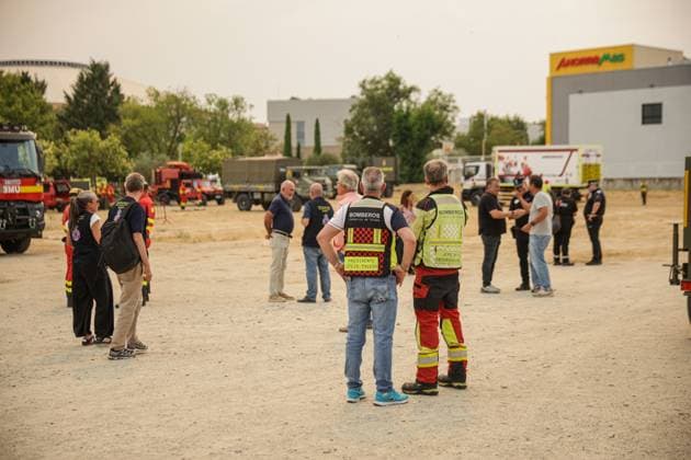 Spain Military set up Command Post to coordinate wildfire response NAVALCARNERO, SPAIN JULY 25, 2026: Members of Spain s Military Emergency Unit (UME) set up an Advanced Command Post to coordinate firefighting operations during a wildfire affecting the western part of the Madrid region, in Navalcarnero, Spain, as officials monitor the deployment during the emergency response. Navalcarnero Spain Copyright: x xEugenioxRodriguezxRigox xJNAxPressx