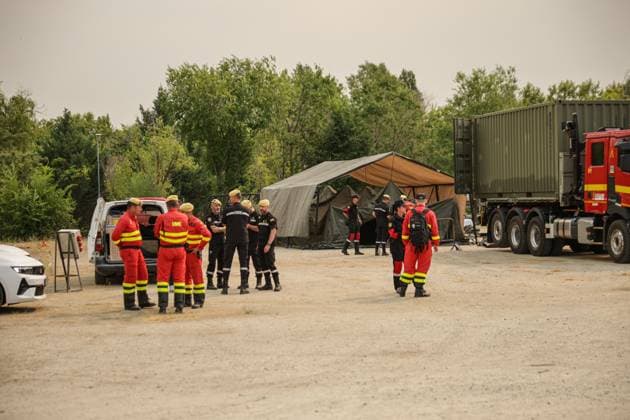 Spain Military set up Command Post to coordinate wildfire response NAVALCARNERO, SPAIN JULY 25, 2026: Members of Spain s Military Emergency Unit (UME) set up an Advanced Command Post to coordinate firefighting operations during a wildfire affecting the western part of the Madrid region, in Navalcarnero, Spain, as officials monitor the deployment during the emergency response. Navalcarnero Spain Copyright: x xEugenioxRodriguezxRigox xJNAxPressx