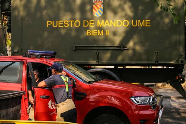 Firefighters from Bizkaia join the wildfire response operation. NAVALCARNERO (MADRID), SPAIN, JULY 25, 2026.- Firefighters from the Bizkaia Fire and Rescue Service (Bizkaiko Suhiltzaileak) arrive at the Advanced Command Post in Navalcarnero to join firefighting operations against the wildfire affecting western Madrid region and neighbouring areas of Castilla-La Mancha. The crews were incorporated into the multi-agency emergency response coordinated on the ground. Navalcarnero Spain Copyright: x xEugenioxRodriguezxRigox xJNAxPressx