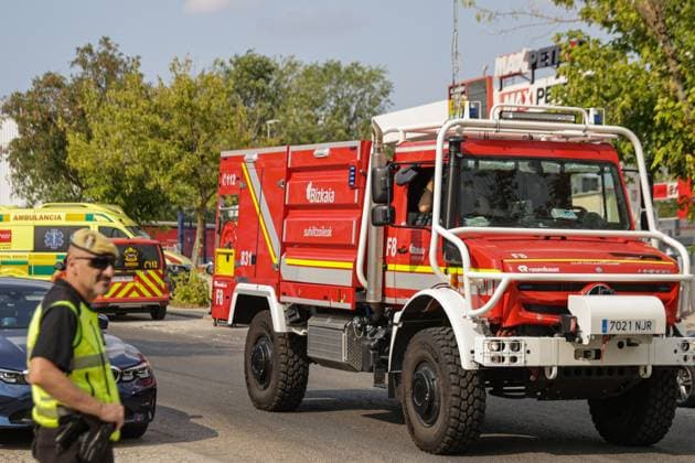 Firefighters from Bizkaia join the wildfire response operation. NAVALCARNERO (MADRID), SPAIN, JULY 25, 2026.- Firefighters from the Bizkaia Fire and Rescue Service (Bizkaiko Suhiltzaileak) arrive at the Advanced Command Post in Navalcarnero to join firefighting operations against the wildfire affecting western Madrid region and neighbouring areas of Castilla-La Mancha. The crews were incorporated into the multi-agency emergency response coordinated on the ground. Navalcarnero Spain Copyright: x xEugenioxRodriguezxRigox xJNAxPressx