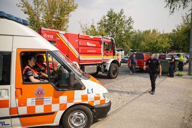Firefighters from Bizkaia join the wildfire response operation. NAVALCARNERO (MADRID), SPAIN, JULY 25, 2026.- Firefighters from the Bizkaia Fire and Rescue Service (Bizkaiko Suhiltzaileak) arrive at the Advanced Command Post in Navalcarnero to join firefighting operations against the wildfire affecting western Madrid region and neighbouring areas of Castilla-La Mancha. The crews were incorporated into the multi-agency emergency response coordinated on the ground. Navalcarnero Spain Copyright: x xEugenioxRodriguezxRigox xJNAxPressx