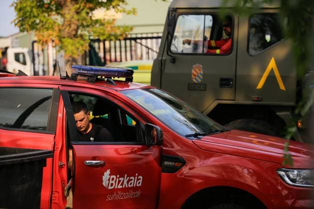 Firefighters from Bizkaia join the wildfire response operation. NAVALCARNERO (MADRID), SPAIN, JULY 25, 2026.- Firefighters from the Bizkaia Fire and Rescue Service (Bizkaiko Suhiltzaileak) arrive at the Advanced Command Post in Navalcarnero to join firefighting operations against the wildfire affecting western Madrid region and neighbouring areas of Castilla-La Mancha. The crews were incorporated into the multi-agency emergency response coordinated on the ground. Navalcarnero Spain Copyright: x xEugenioxRodriguezxRigox xJNAxPressx