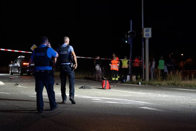 17-Jähriger bei Verkehrsunfall schwer verletzt Kreuzung stundenlang gesperrt Gutachter ermittelt Am 25.07.2026 wurde ein 17-Jähriger bei einem Verkehrsunfall in Obertshausen im Kreuzungsbereich der Bundesstraße 448 und der Schönbornstraße schwer verletzt. Ein 66-jähriger Fahrer eines BMW X3 befuhr die B448 in Richtung Offenbach, während der Jugendliche zeitgleich die Fahrbahn im Bereich der Ampel in Richtung Hausen überquerte. Der Fußgänger wurde durch den Zusammenstoß auf die Fahrbahn geschleudert und nach Erstversorgung ins Krankenhaus gebracht. Der BMW-Fahrer blieb unverletzt, der Sachschaden wird auf rund 3.000 Euro geschätzt. Zur Klärung der strittigen Ampelschaltung wurde auf Anordnung der Staatsanwaltschaft ein U