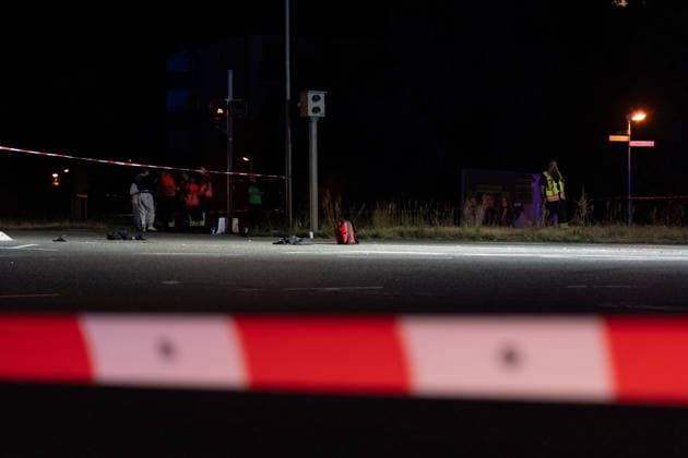 17-Jähriger bei Verkehrsunfall schwer verletzt Kreuzung stundenlang gesperrt Gutachter ermittelt Am 25.07.2026 wurde ein 17-Jähriger bei einem Verkehrsunfall in Obertshausen im Kreuzungsbereich der Bundesstraße 448 und der Schönbornstraße schwer verletzt. Ein 66-jähriger Fahrer eines BMW X3 befuhr die B448 in Richtung Offenbach, während der Jugendliche zeitgleich die Fahrbahn im Bereich der Ampel in Richtung Hausen überquerte. Der Fußgänger wurde durch den Zusammenstoß auf die Fahrbahn geschleudert und nach Erstversorgung ins Krankenhaus gebracht. Der BMW-Fahrer blieb unverletzt, der Sachschaden wird auf rund 3.000 Euro geschätzt. Zur Klärung der strittigen Ampelschaltung wurde auf Anordnung der Staatsanwaltschaft ein U