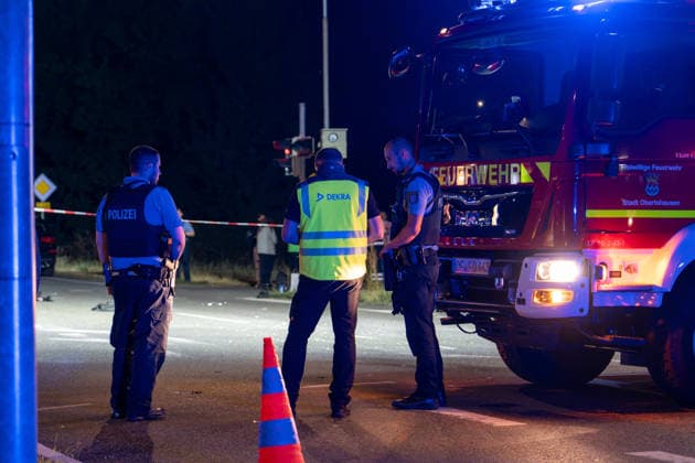 17-Jähriger bei Verkehrsunfall schwer verletzt Kreuzung stundenlang gesperrt Gutachter ermittelt Am 25.07.2026 wurde ein 17-Jähriger bei einem Verkehrsunfall in Obertshausen im Kreuzungsbereich der Bundesstraße 448 und der Schönbornstraße schwer verletzt. Ein 66-jähriger Fahrer eines BMW X3 befuhr die B448 in Richtung Offenbach, während der Jugendliche zeitgleich die Fahrbahn im Bereich der Ampel in Richtung Hausen überquerte. Der Fußgänger wurde durch den Zusammenstoß auf die Fahrbahn geschleudert und nach Erstversorgung ins Krankenhaus gebracht. Der BMW-Fahrer blieb unverletzt, der Sachschaden wird auf rund 3.000 Euro geschätzt. Zur Klärung der strittigen Ampelschaltung wurde auf Anordnung der Staatsanwaltschaft ein U