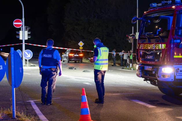 17-Jähriger bei Verkehrsunfall schwer verletzt Kreuzung stundenlang gesperrt Gutachter ermittelt Am 25.07.2026 wurde ein 17-Jähriger bei einem Verkehrsunfall in Obertshausen im Kreuzungsbereich der Bundesstraße 448 und der Schönbornstraße schwer verletzt. Ein 66-jähriger Fahrer eines BMW X3 befuhr die B448 in Richtung Offenbach, während der Jugendliche zeitgleich die Fahrbahn im Bereich der Ampel in Richtung Hausen überquerte. Der Fußgänger wurde durch den Zusammenstoß auf die Fahrbahn geschleudert und nach Erstversorgung ins Krankenhaus gebracht. Der BMW-Fahrer blieb unverletzt, der Sachschaden wird auf rund 3.000 Euro geschätzt. Zur Klärung der strittigen Ampelschaltung wurde auf Anordnung der Staatsanwaltschaft ein U