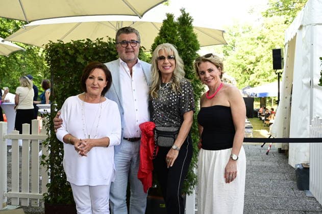 Ute Freudenberg, Bruno F. Apitz, Petra Zieger und Gisa Zach bei der 16. Dresdner Schlössernacht 2026 an den Elbschlössern. Dresden, 25.07.2026 *** Ute Freudenberg, Bruno F. Apitz, Petra Zieger, and Gisa Zach at the 16th Dresden Castle Night 2026 at the Elbe Castles in Dresden, July 25, 2026 Copyright: xMatthiasxWehnertx